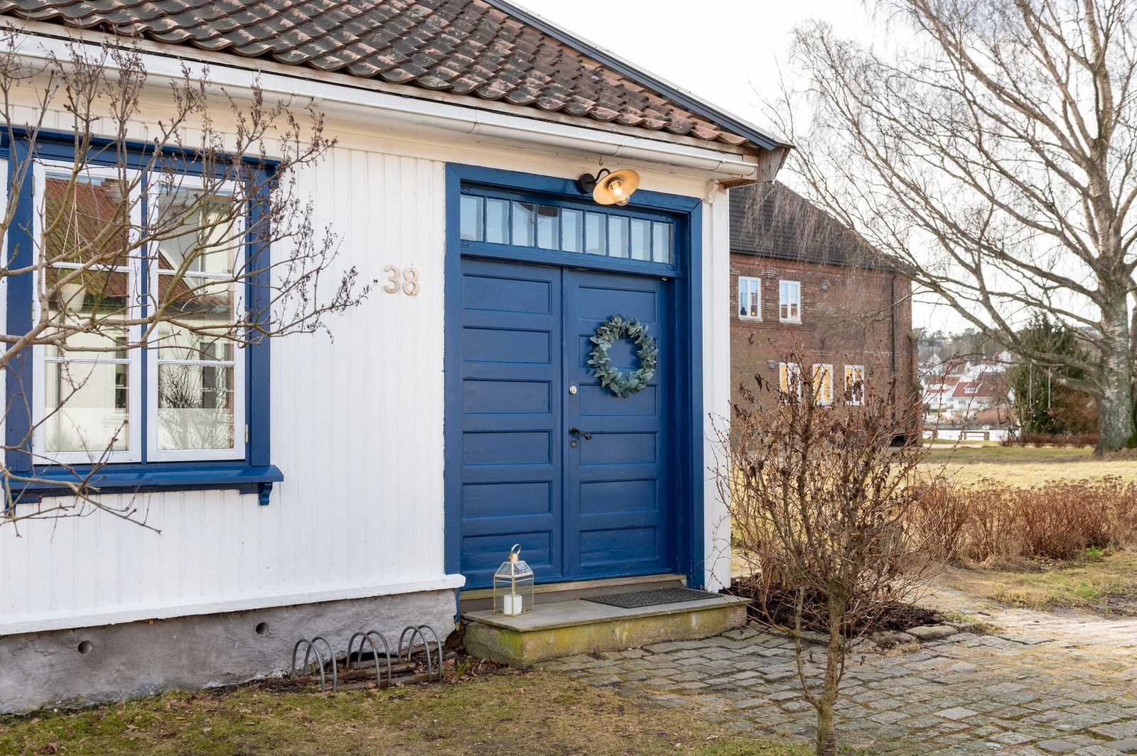 Inngangsdøren er malt og restaurert i 2022. Galleribilde