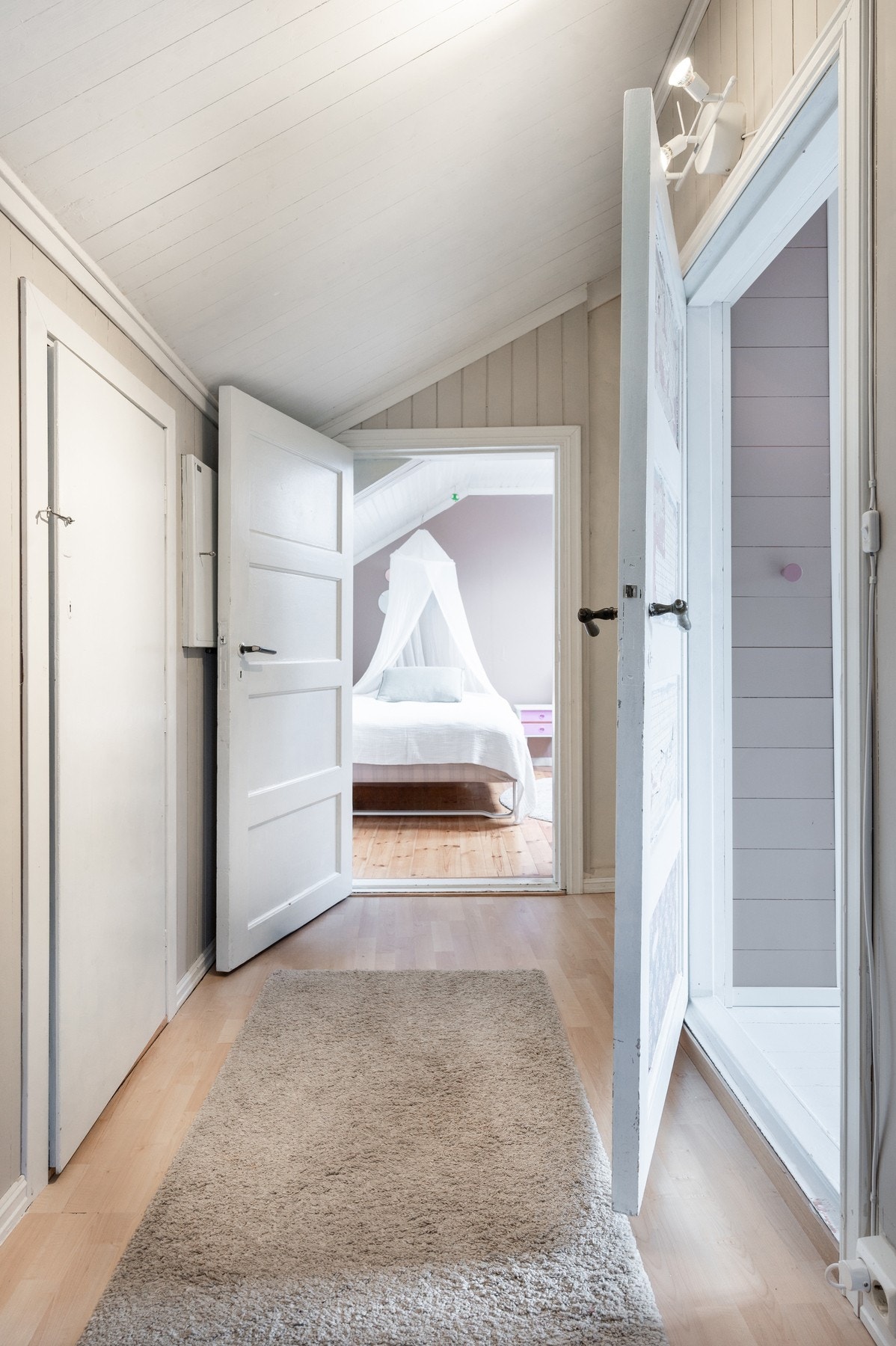 Hall. Til venstre er det rom for lagring. Galleribilde