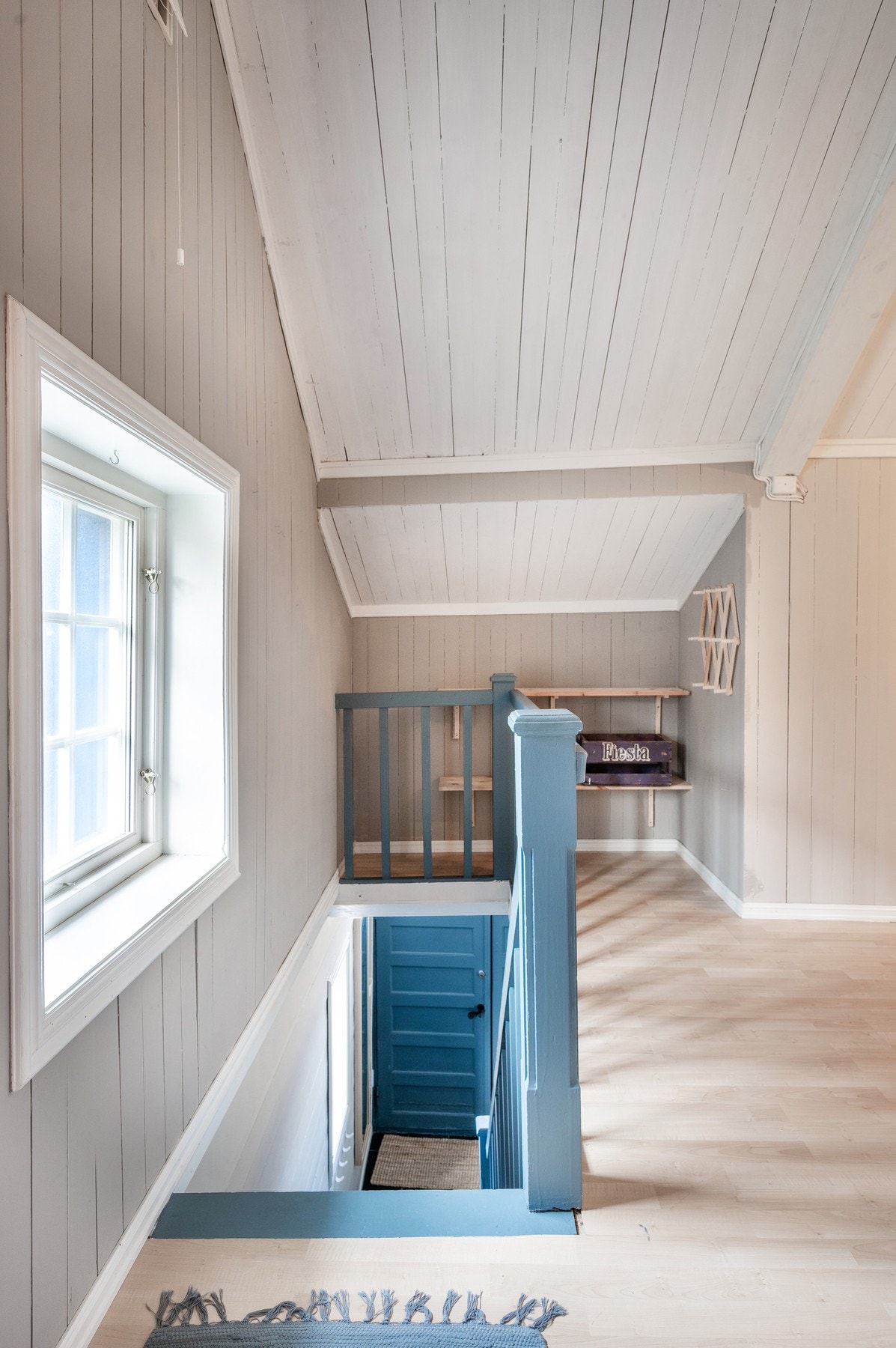 Boligen har ca. 11 kvm "ekstra" areal som ikke er målbart grunnet skråtak i 2.etasje. Galleribilde