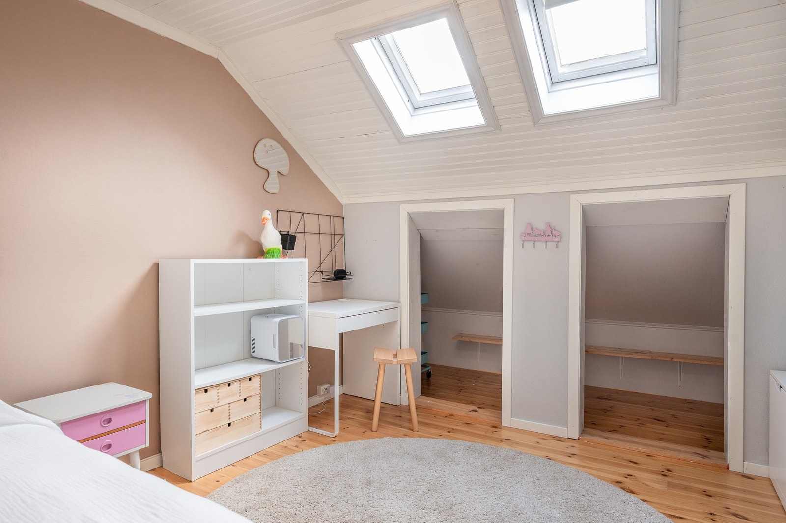 Dette er et fint barnerom med god plass til leker og besøk. Galleribilde