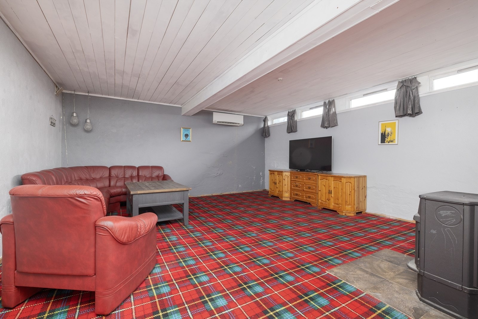 Kjellerstue med god plass til sofagruppe. Oppvarming med vedfyring og varmepumpe. Galleribilde