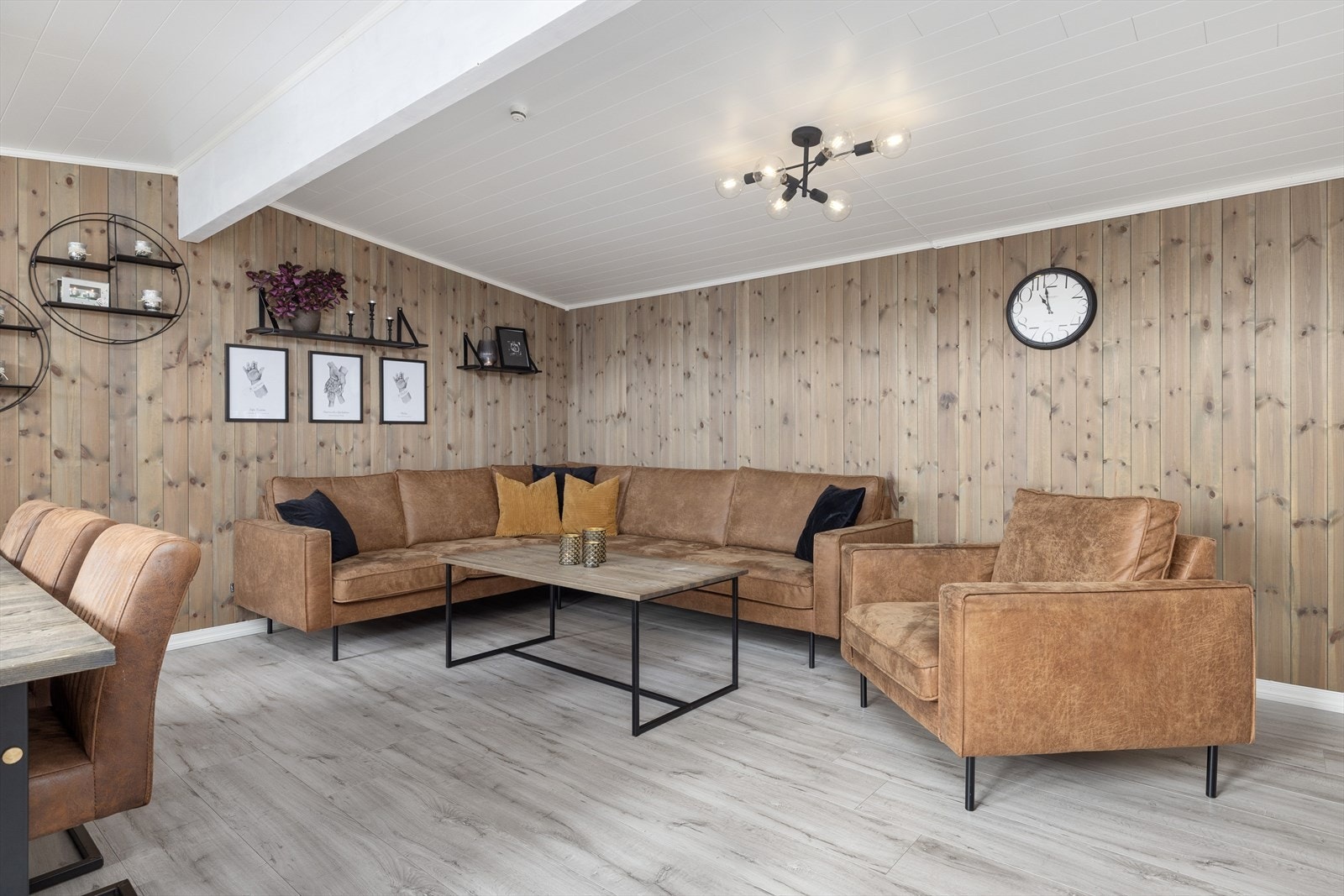 Fin stue med god plass til sofagruppe og tv-bord. Galleribilde