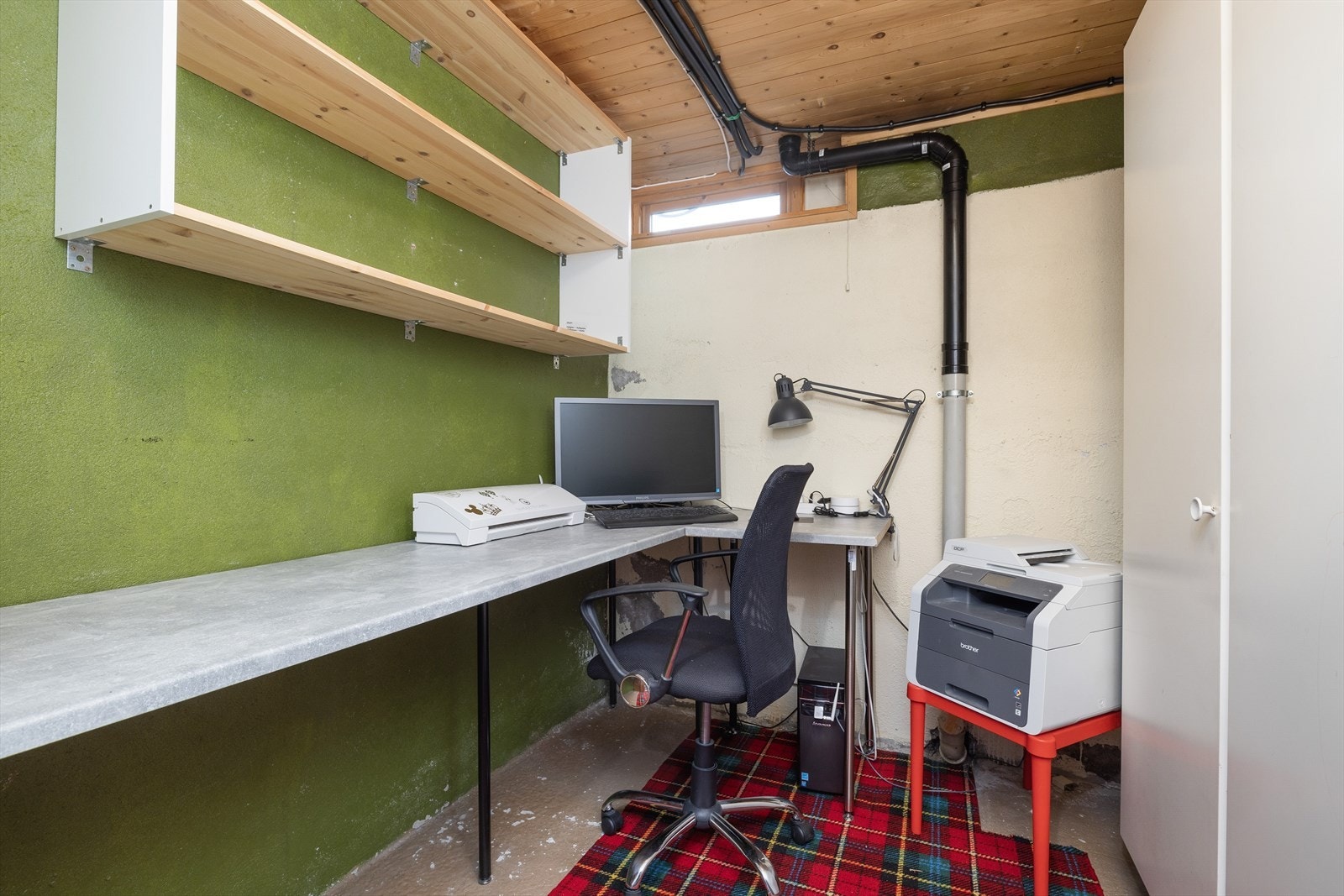 Hobbyrom/kontor i kjelleren. Galleribilde