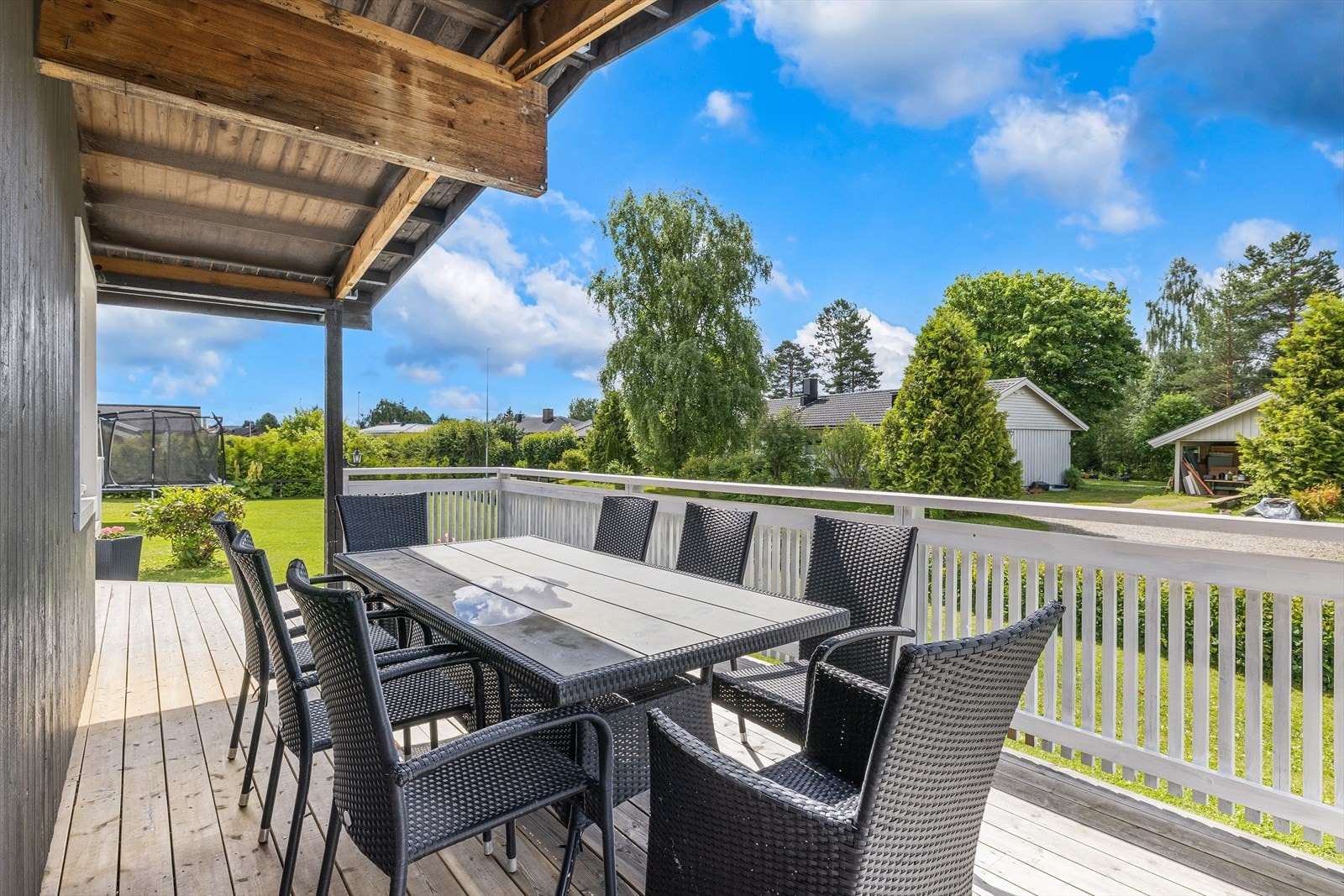 Terrassen er dels overbygget. Nytt rekkverk i 2024. Galleribilde