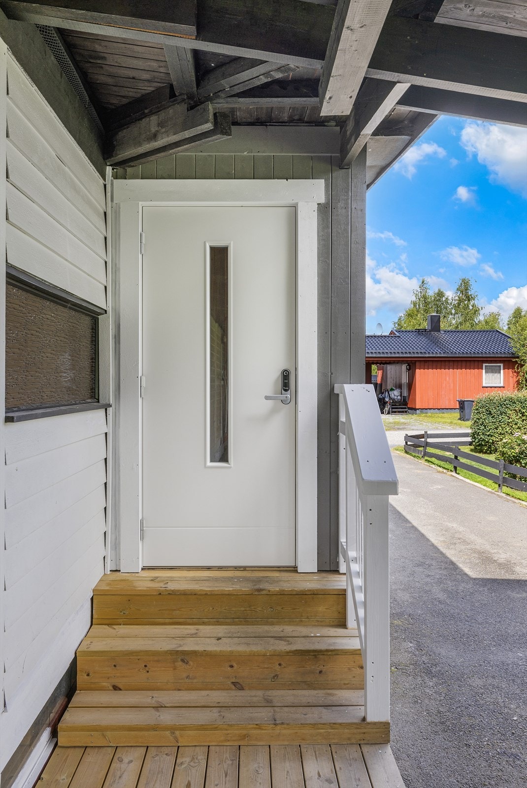 Overbygget inngangsparti med kodelås på ytterdør. Galleribilde