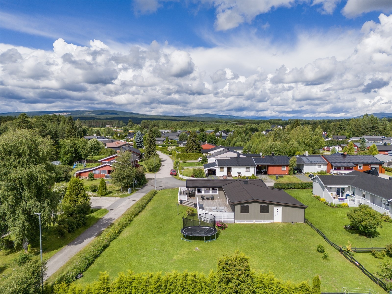 Eneboligen ligger i et barnevennlig og rolig område på Søbakken, ca. 2 km fra sentrum. Galleribilde