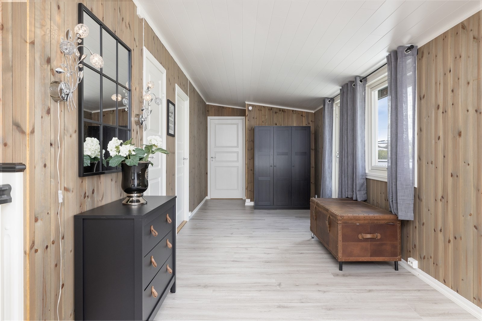 Fin entre med god plass til oppbevaring av yttertøy og sko. Galleribilde