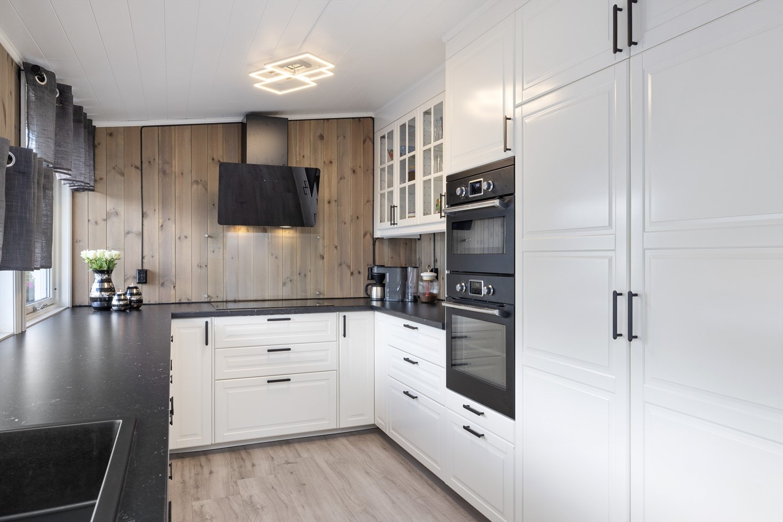 Kjøkkenet har godt med skap- og benkeplass. Galleribilde