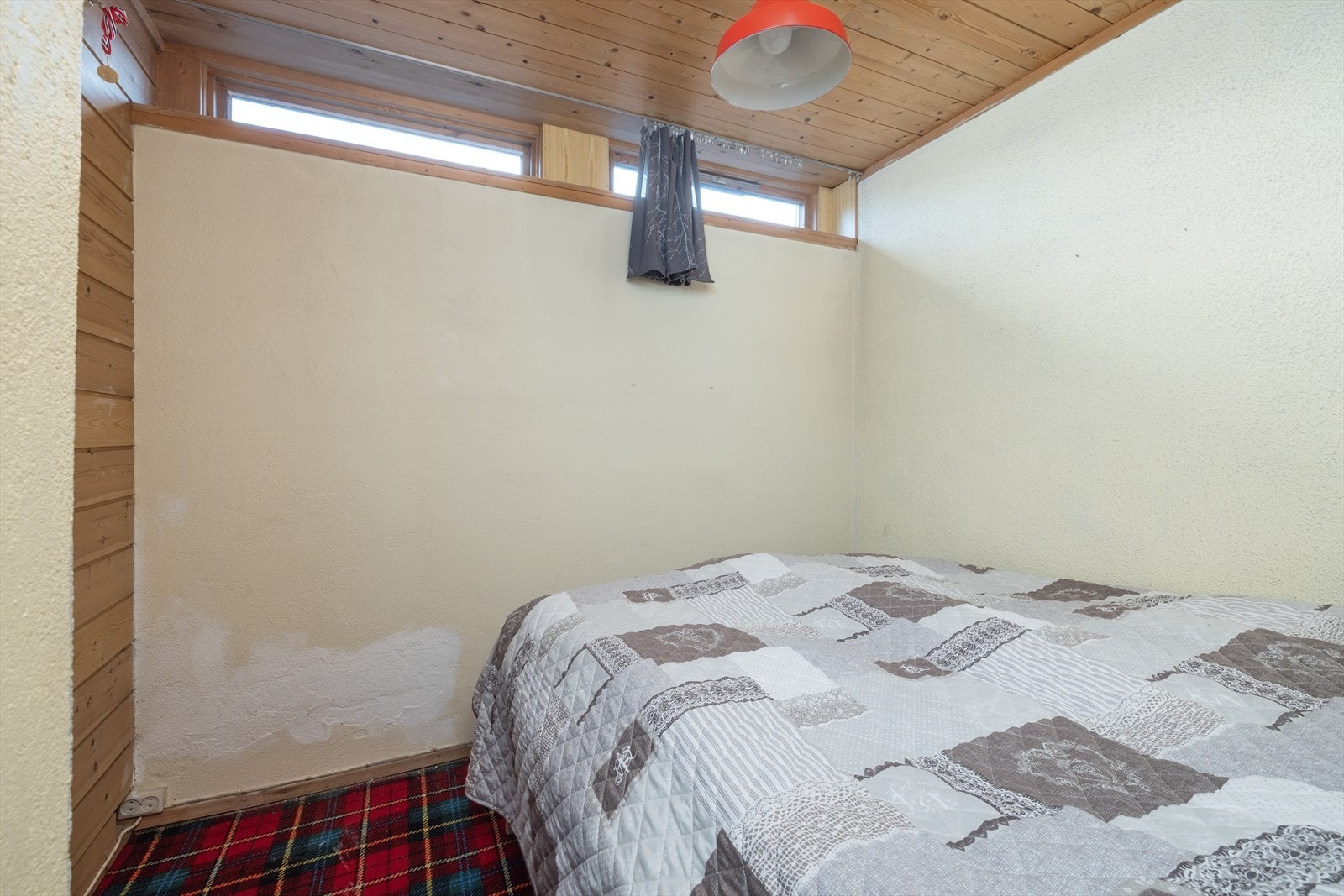 Boligens tredje soverom er i kjelleren. Det gjøres oppmerksom på at dette rommet har for lite dagslysareal i henhold til krav. Galleribilde