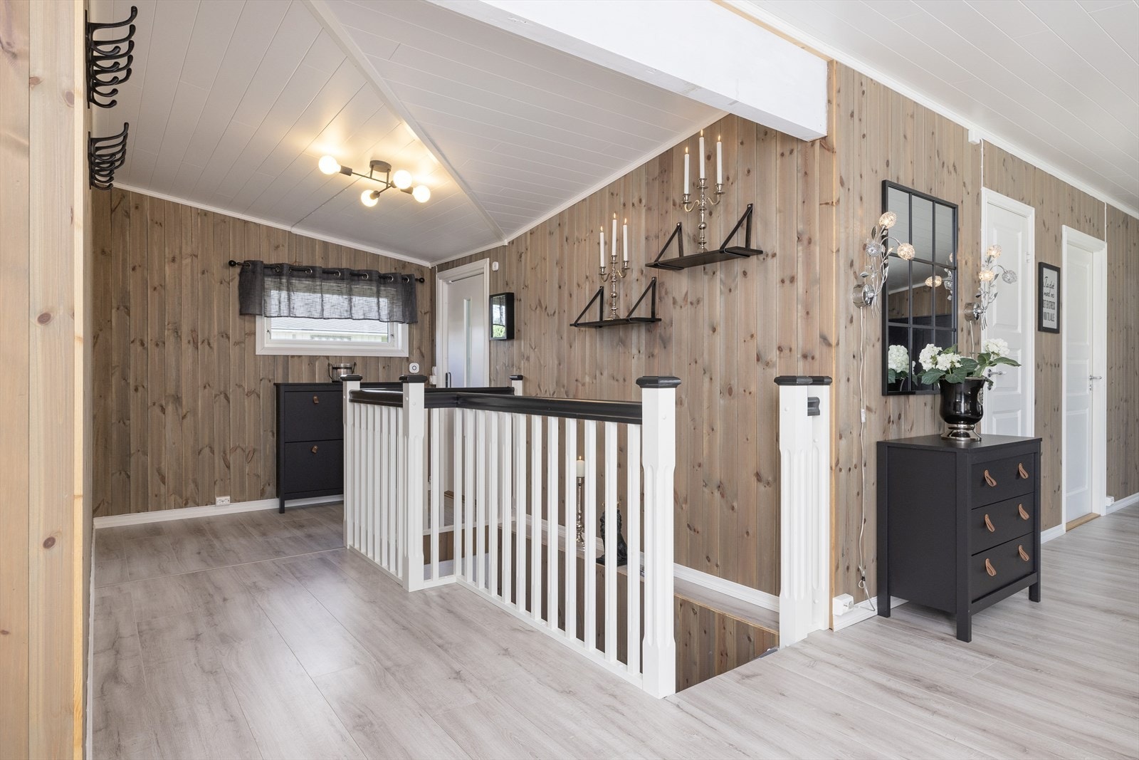 Trappeadkomst fra gangen ned til kjelleren. Galleribilde