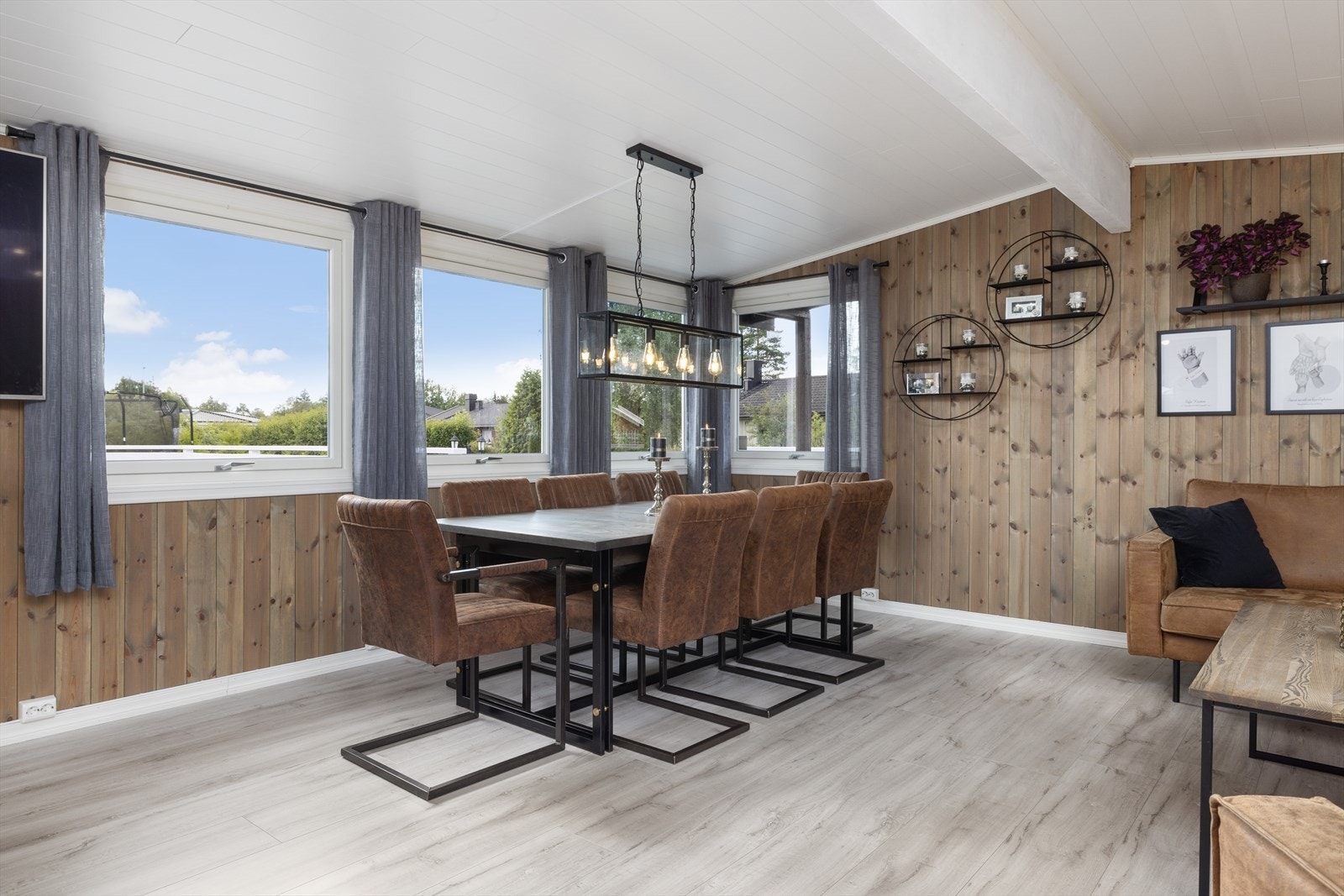 I stuen er det god plass til spisestue. Galleribilde