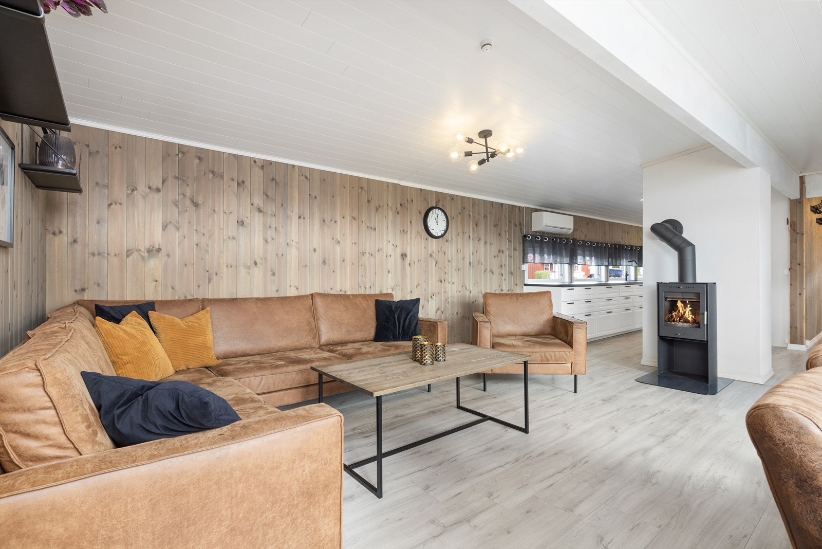 Åpen løsning fra stuen mot kjøkkenet. Galleribilde