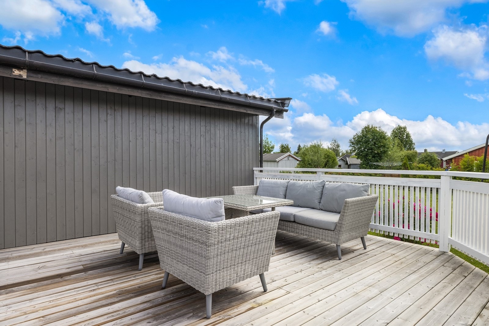 Solrik, åpen terrasse med god plass til utemøbler. Galleribilde