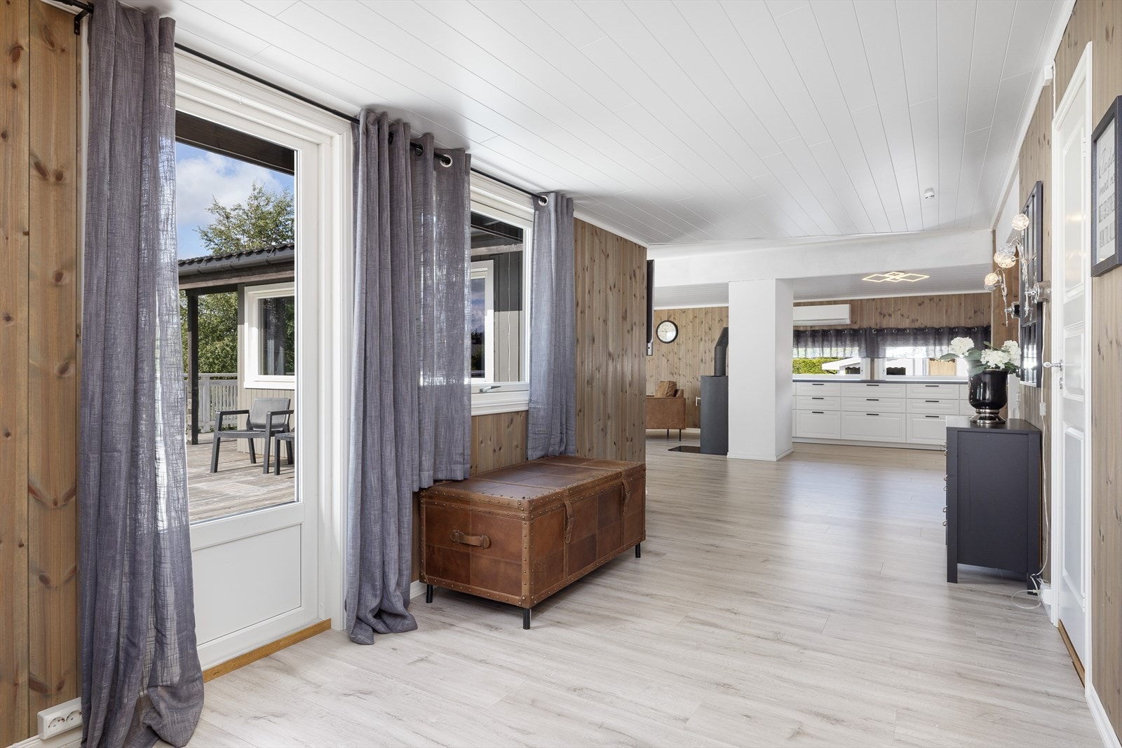 Fra gangen er det adkomst ut til terrasse, samt videre inn i boligen. Galleribilde