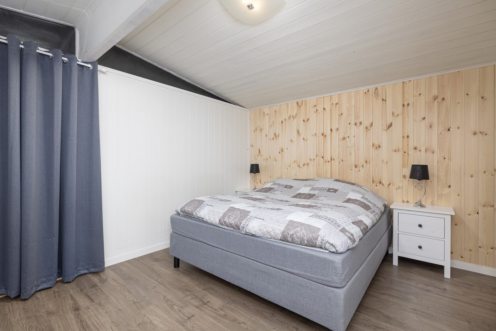 Boligen har tre soverom, her fra hovedsoverommet i 1.etasje. Galleribilde