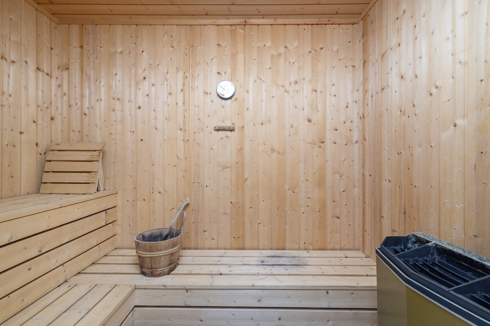 Badstue i kjelleren med trebenker og badstueovn. Galleribilde