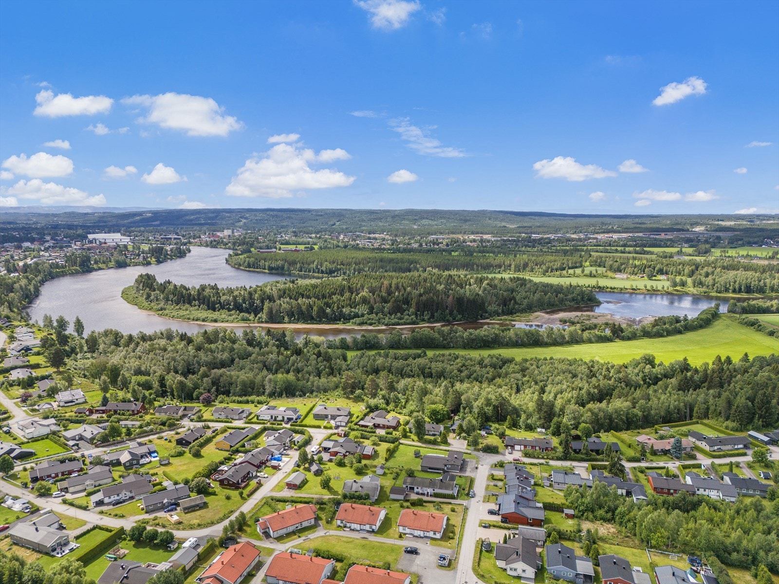 Kort vei fra boligen til Glomma, hvor en kan fiske, bade og kjøre båt. Galleribilde