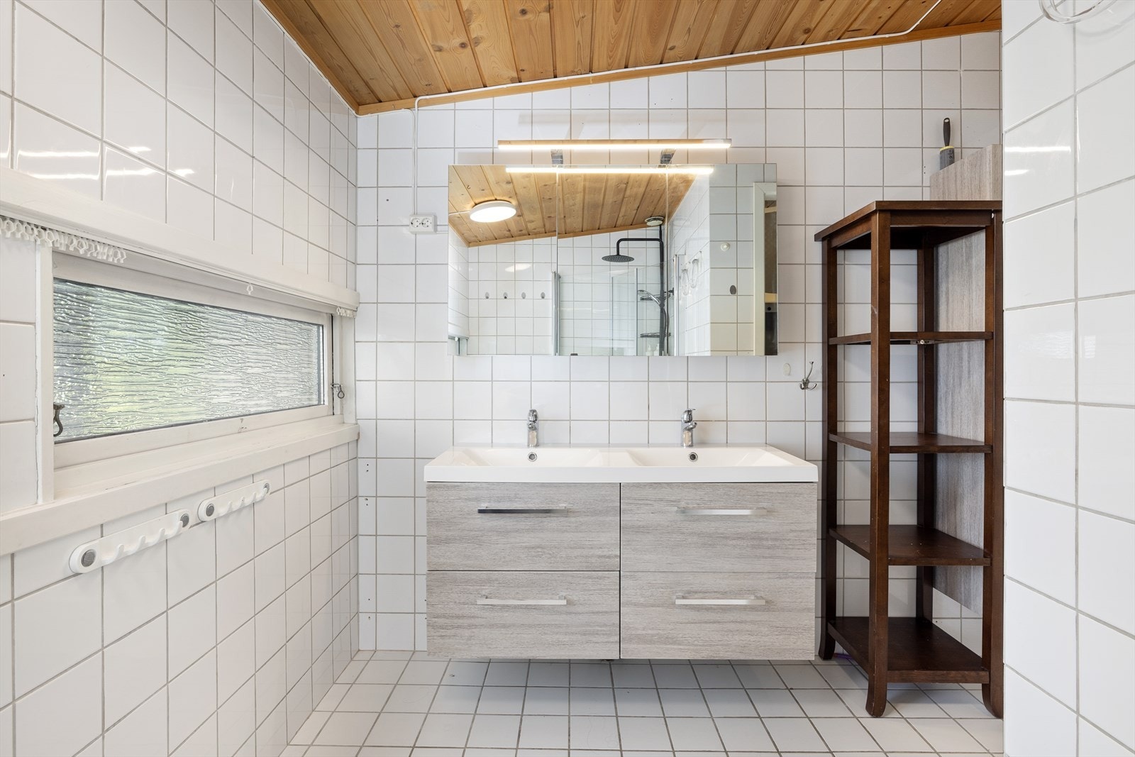 Flislagt bad i 1.etasje med elektriske varmekabler i gulvet. Galleribilde