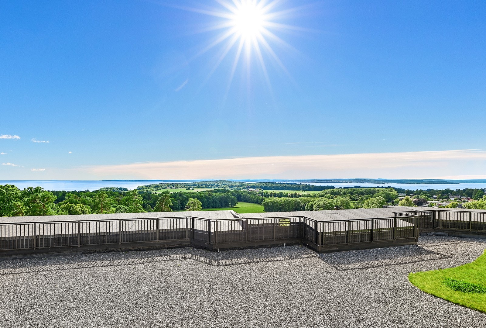 Varden er et av Jeløys fineste utsiktspunkt med flott utsikt mot Søndre Jeløy landskapsvernområde, Oslofjorden og Vestfold Galleribilde
