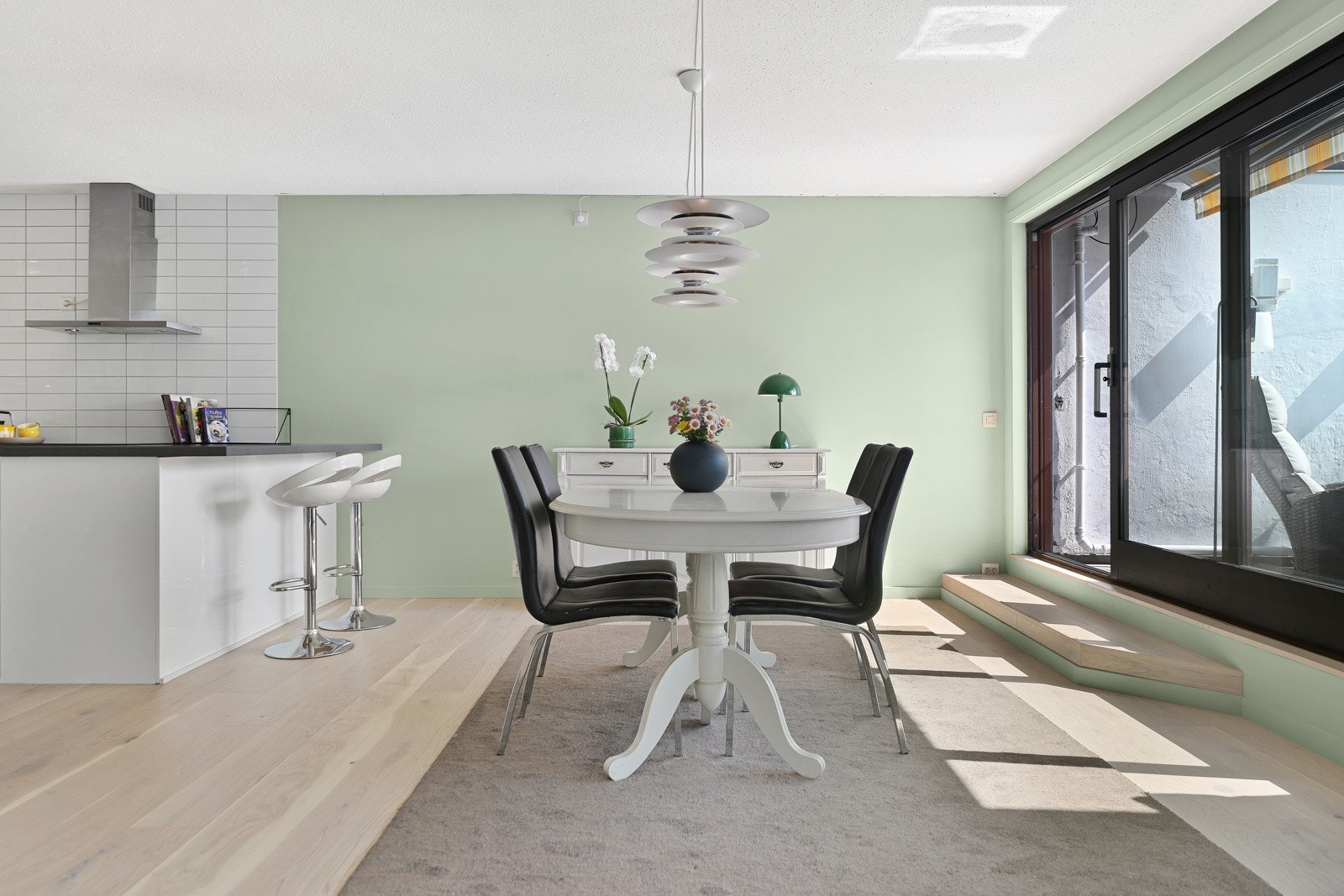 Kjøkkeninnredningen, fra ca. 2015, består av en rommelig løsning, med et helhetlig uttrykk og integrerte hvitevarer. Galleribilde