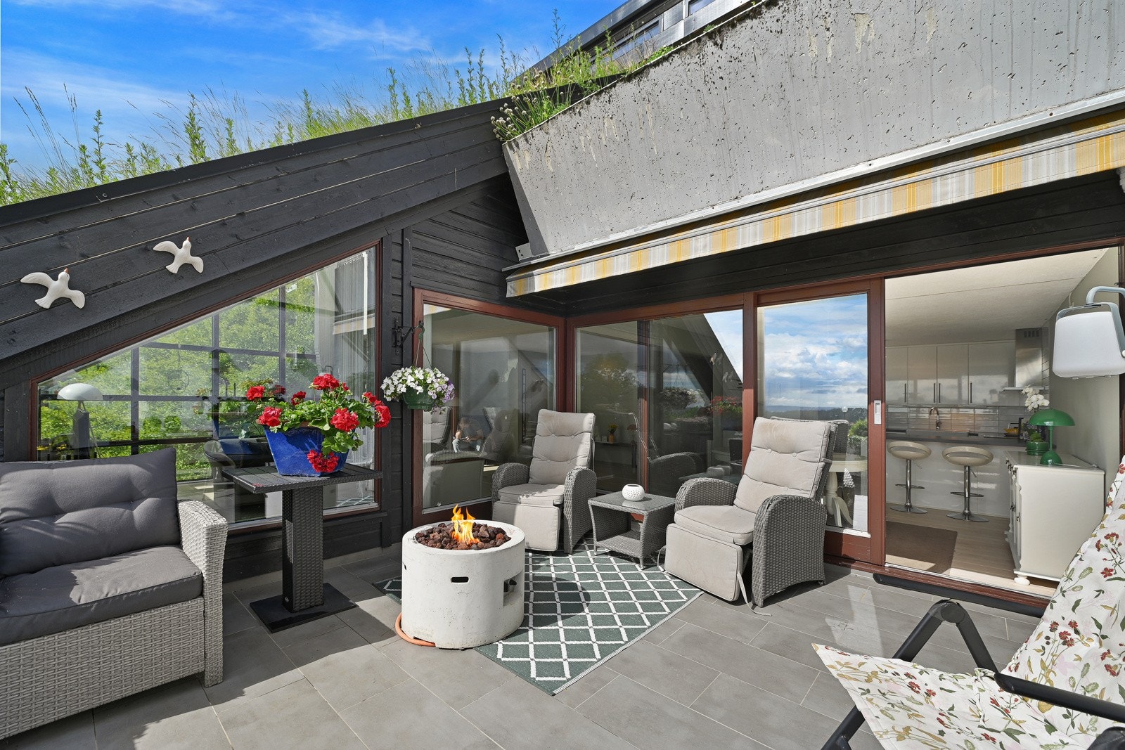 Om sommeren er det praktisk med dør direkte til uteplassen slik at maten kan tilberedes inne og spises ute Galleribilde