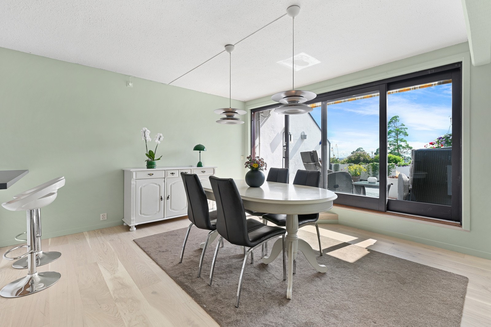 Kjøkkenet og stuen er behagelig plassert i forhold til hverandre. Galleribilde