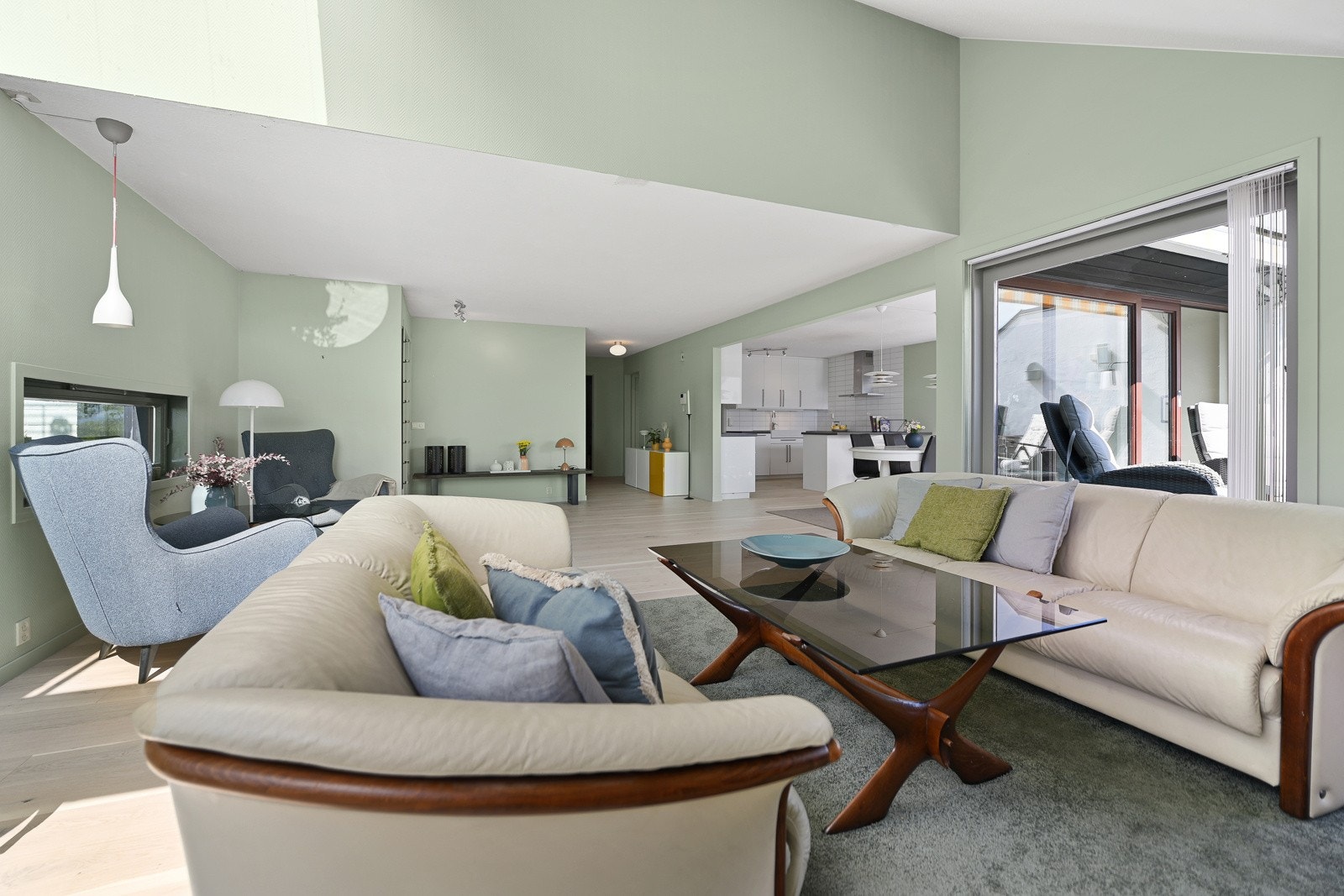 Fra stuen er det adkomst til innebygget balkong. Galleribilde