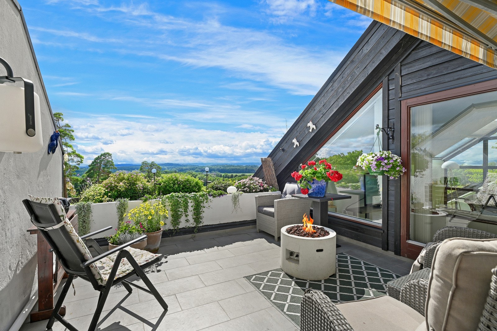 Her kan man nyte utelivet fra tidlig vår til sen høst mens man ser kveldsolen forsvinne ned over Vestfold og Blefjell. Galleribilde