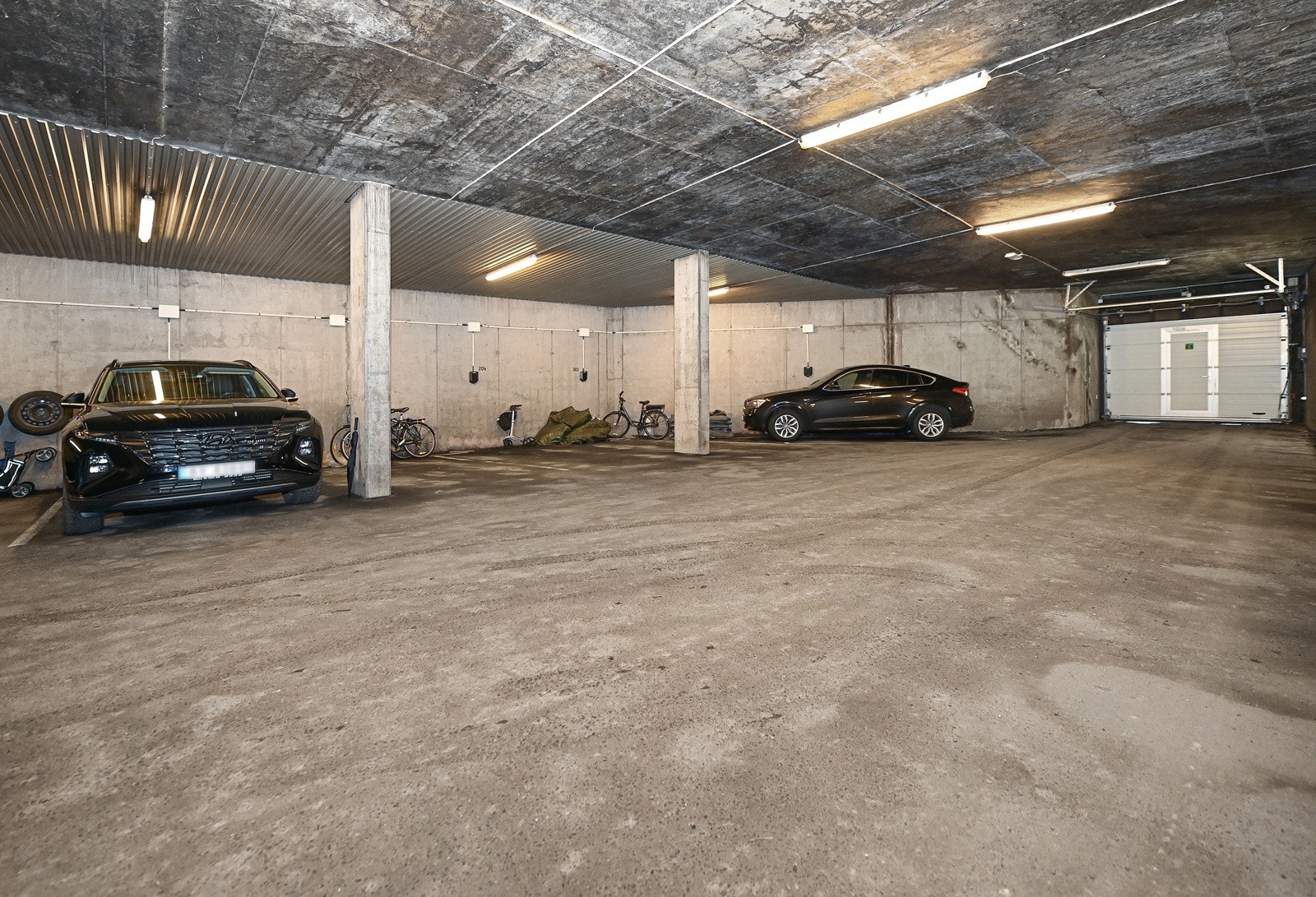 Biloppstillingsplass i felles garasjeanlegg. Galleribilde