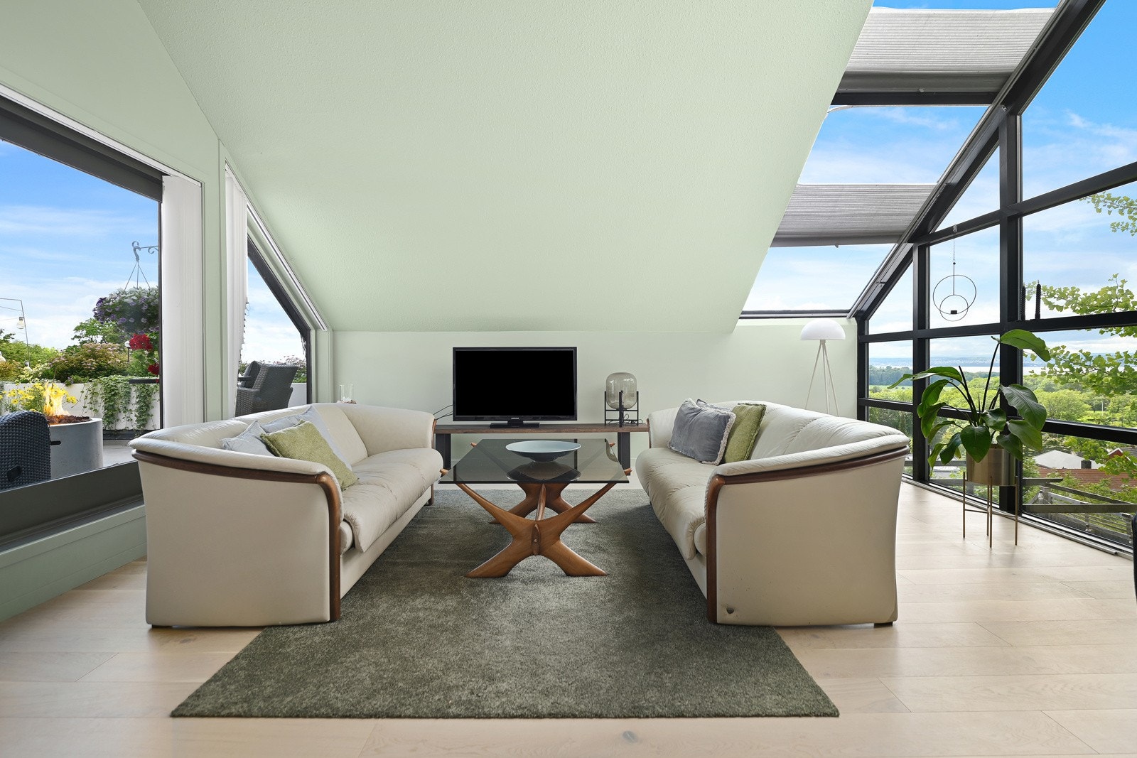 Stuen er utvilsomt et spennende rom med en takhøyde som virkelig løfter romfølelsen. Galleribilde