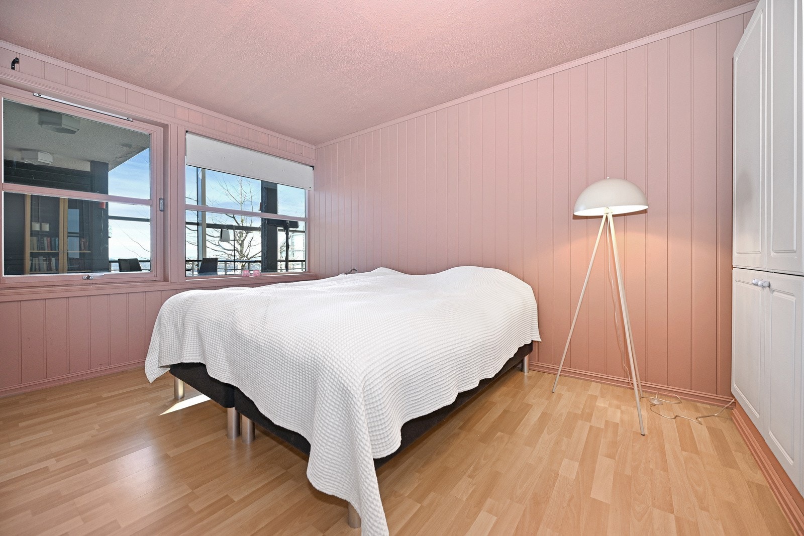 Det naturlige hovedsoverommet ligger i tilknytning til et omkledningsrom og er i tillegg utstyrt med garderobeskap. Omkledningsrommet benyttes pr. i dag som bod. Galleribilde