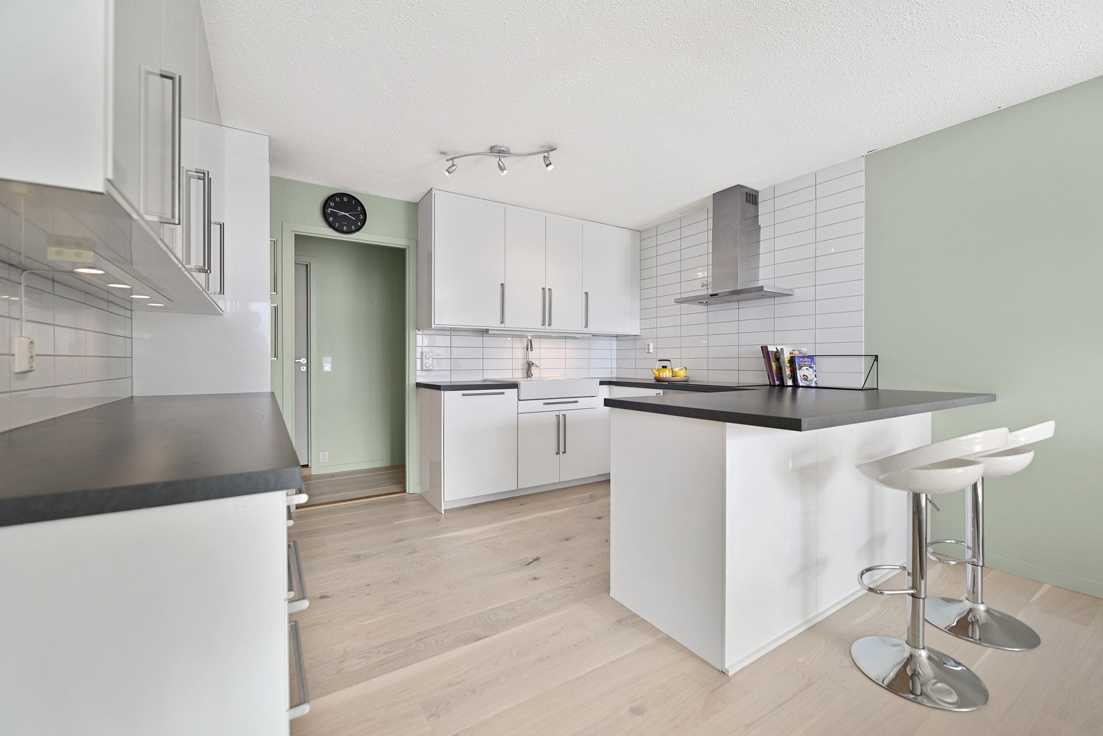 De integrerte hvitevarene består av komfyr, platetopp, kjøleskap og oppvaskmaskin og det er kjøkkenventilator med kullfilter. Galleribilde