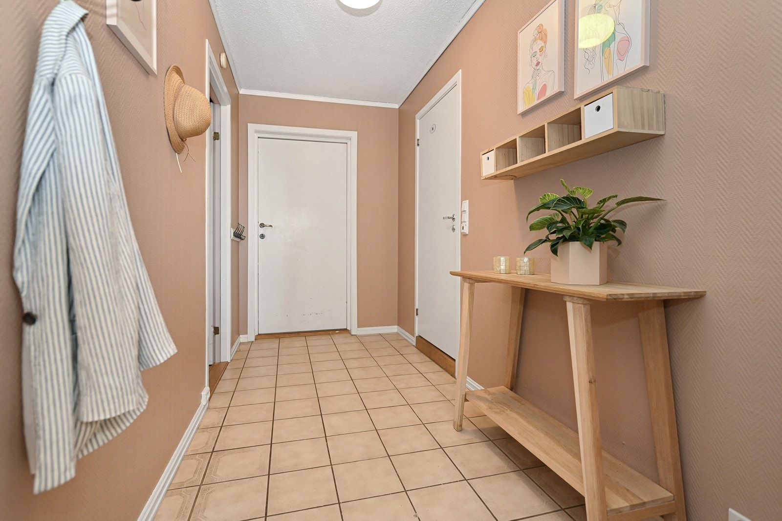 Vel innenfor dørene er det en flislagt og innbydende gang som er malt i en behagelig farge. Galleribilde