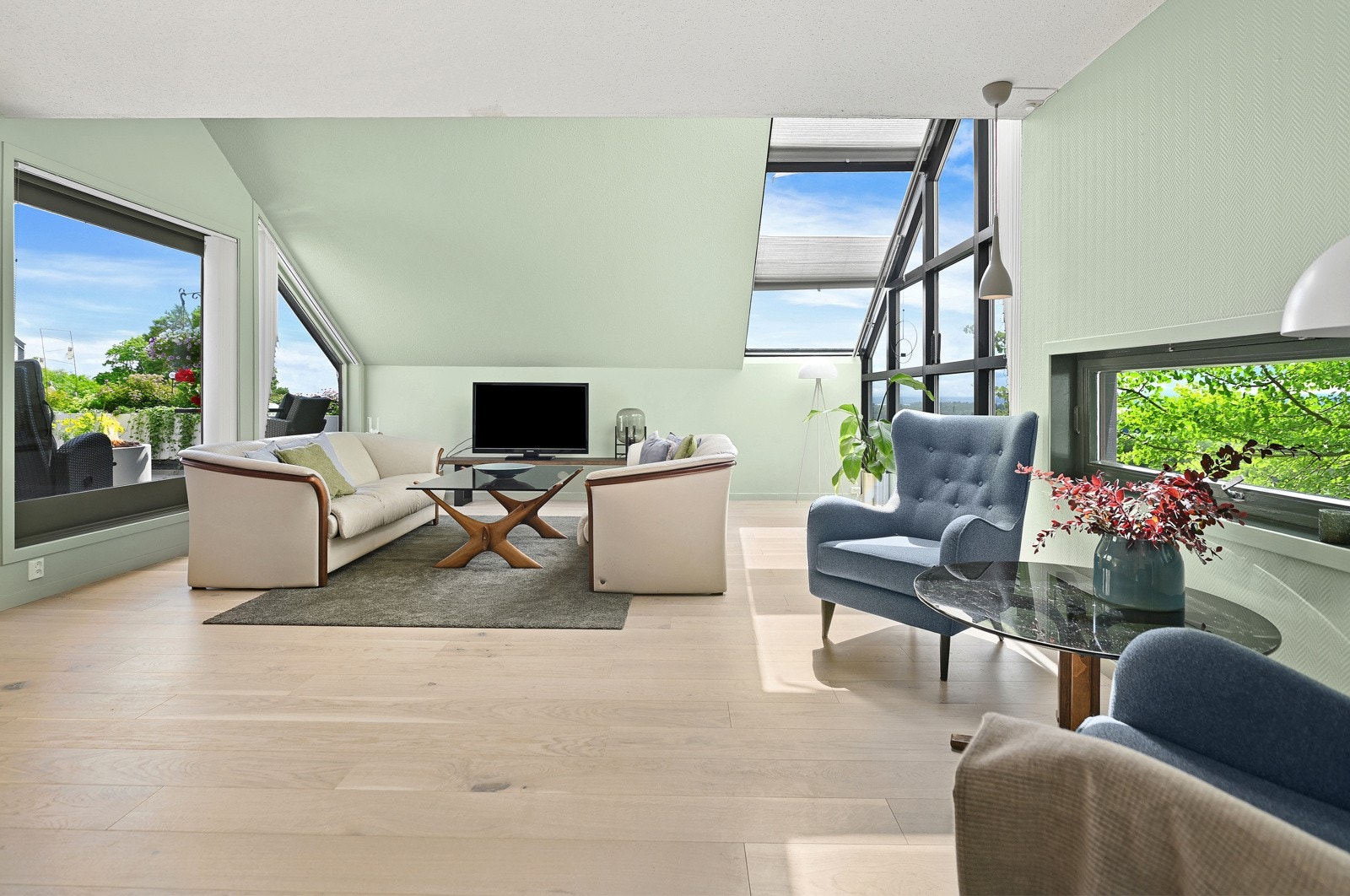 Rommet har fantastiske vindusflater på to sider som gir flotte lysforhold og rammer inn den nydelige utsikten. Galleribilde