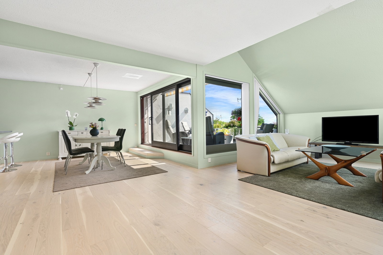 Fra spisestuen er det adkomst til en terrasse på ca.16 m². Galleribilde