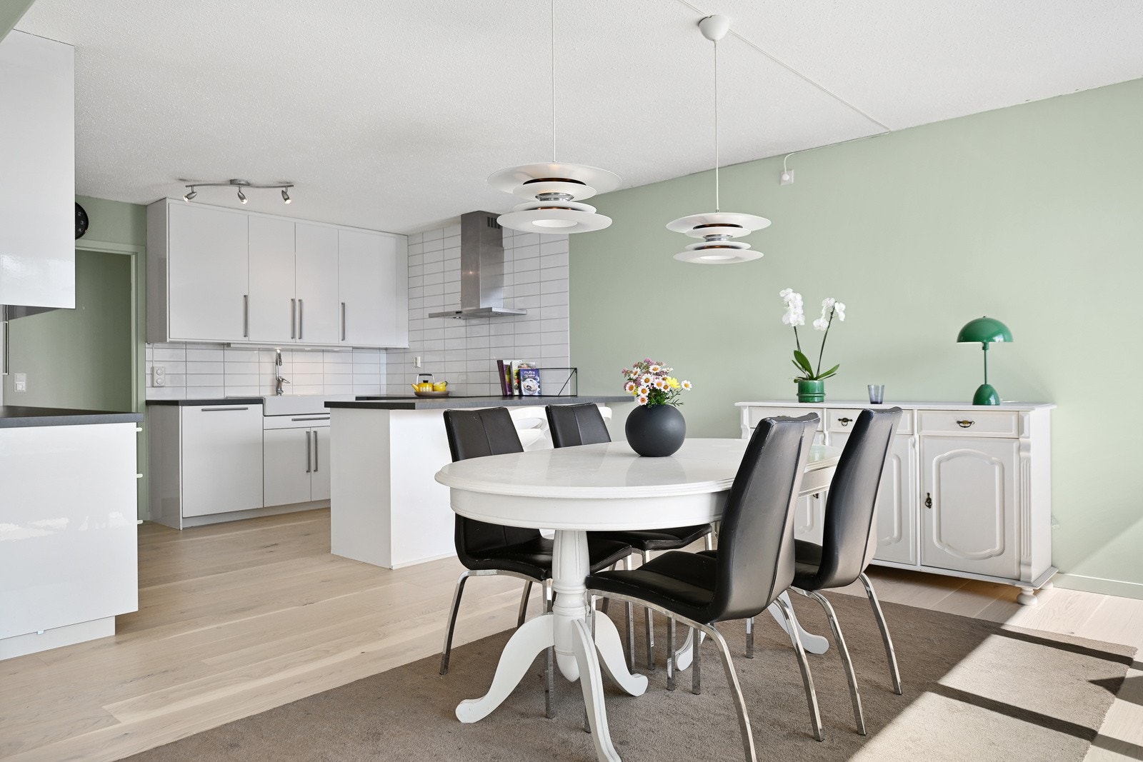 Et stort spisebord for familien finner sin naturlige plassering i forkant av kjøkkenet. Galleribilde