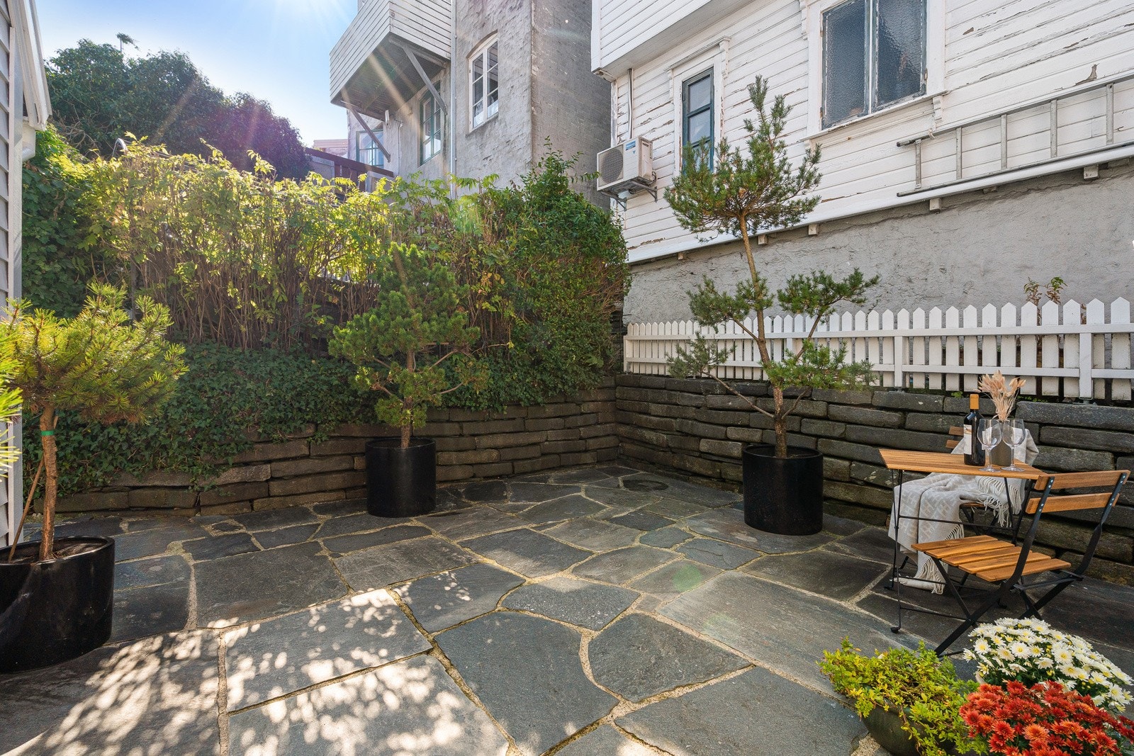 Rundt huset er det lune og solrike uteplasser mot sørvest. Galleribilde