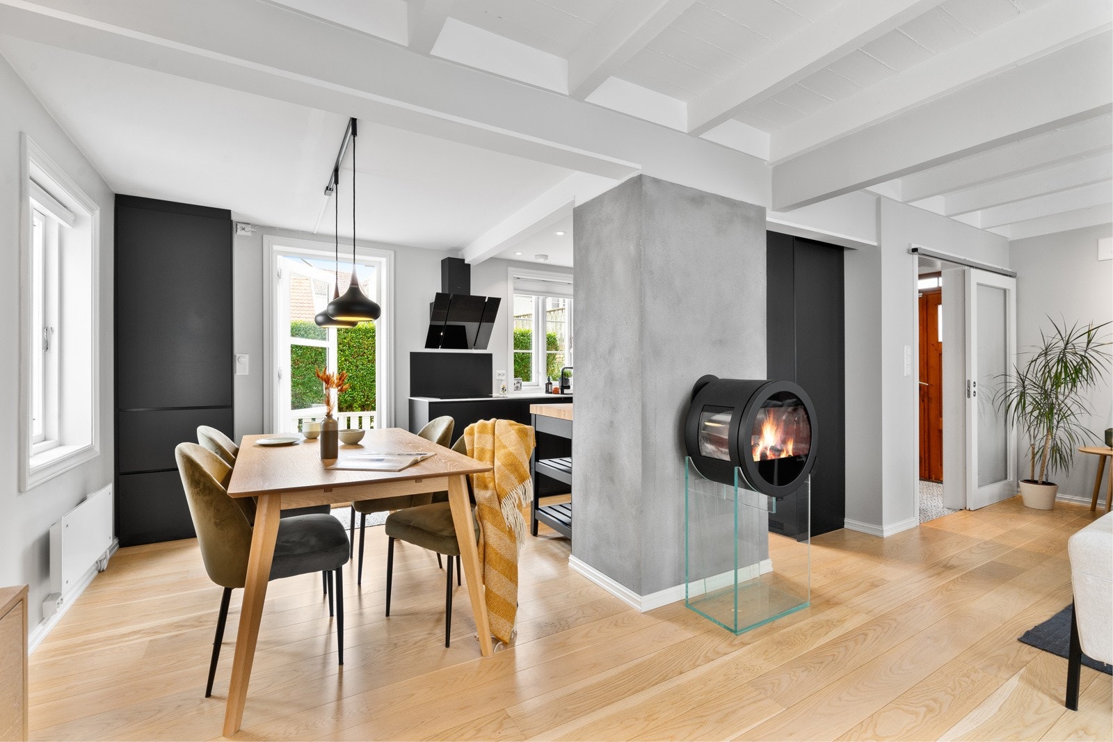 En rålekker peis fungerer som en romdeler mellom kjøkken og stue. Galleribilde