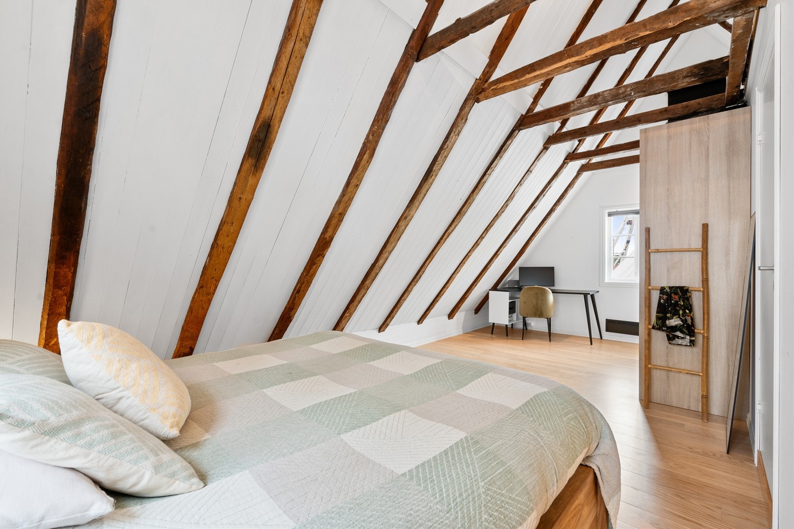 Her er det høyt under taket og de gamle trebjelkene er hentet frem. Galleribilde