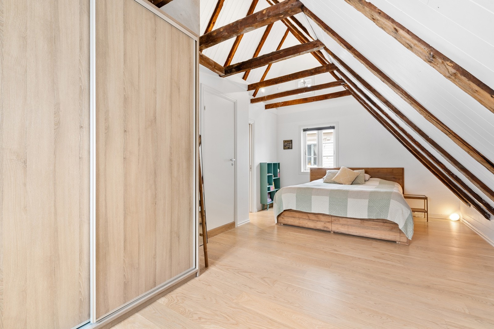 Dette rommet er stort, og fungerer også som et ekstra oppholdsrom - enten om vil ha besøk eller om du vil ha fred. Galleribilde