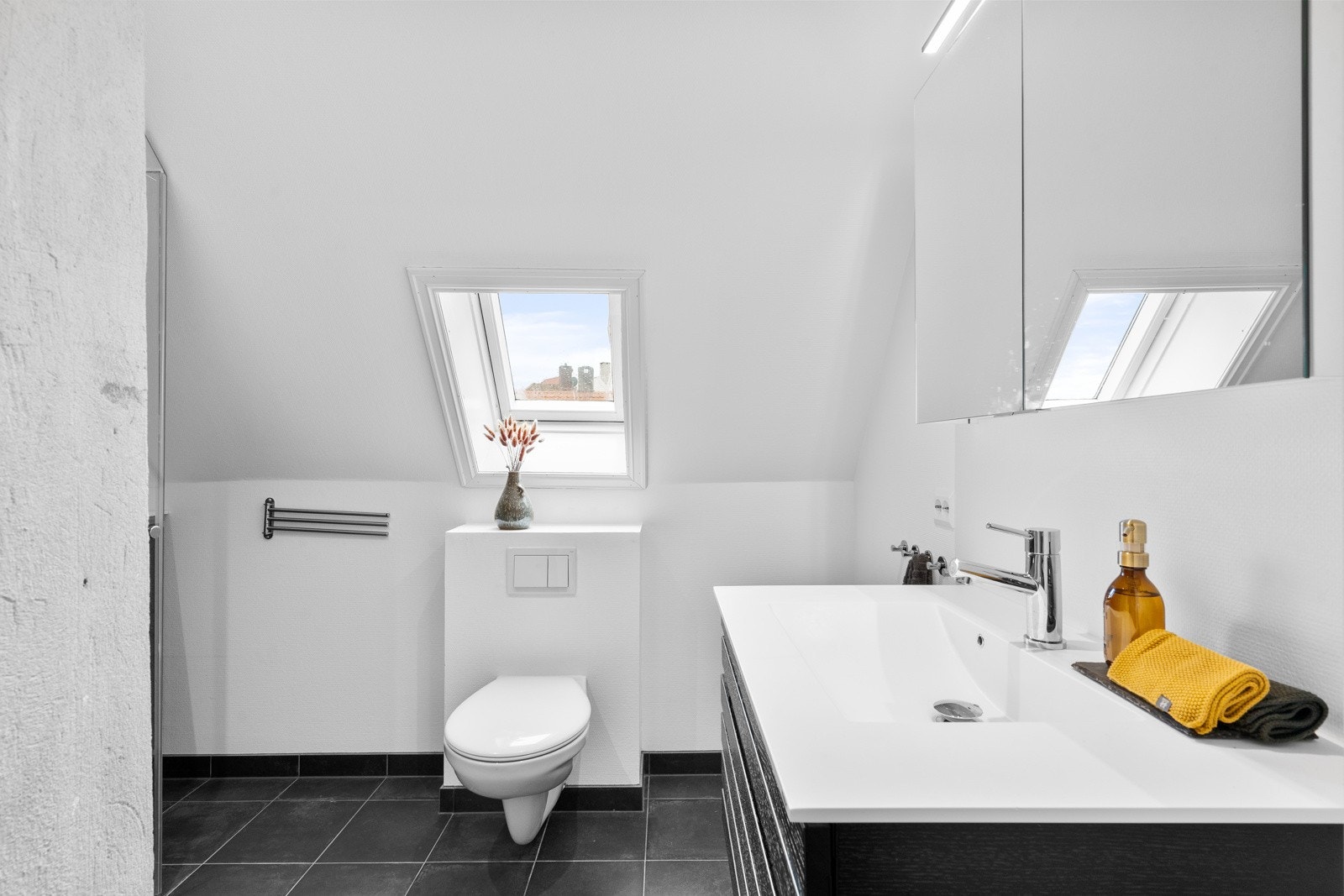 Det er ellers innredet med en lekker baderomsinnredning med sorte eikespiler, stedbygd dusjnisje og vegghengt toalett. Galleribilde