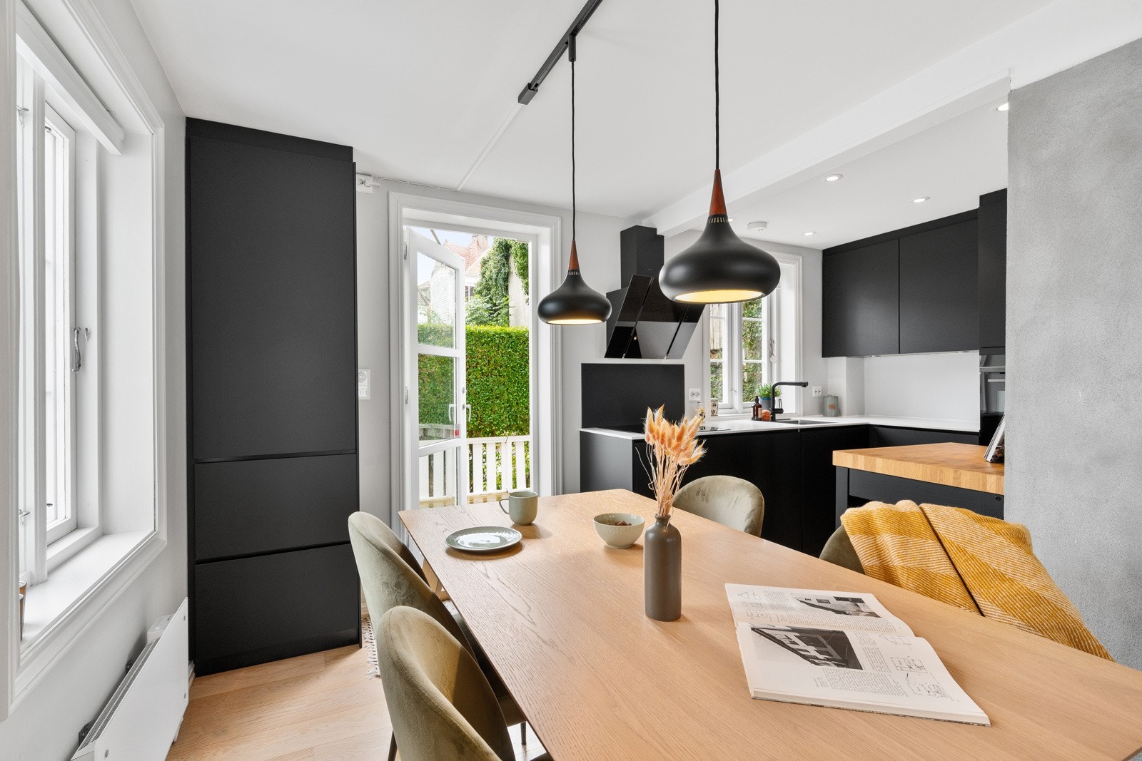 Utgang til solrik terrasse fra stue/kjøkken. Galleribilde