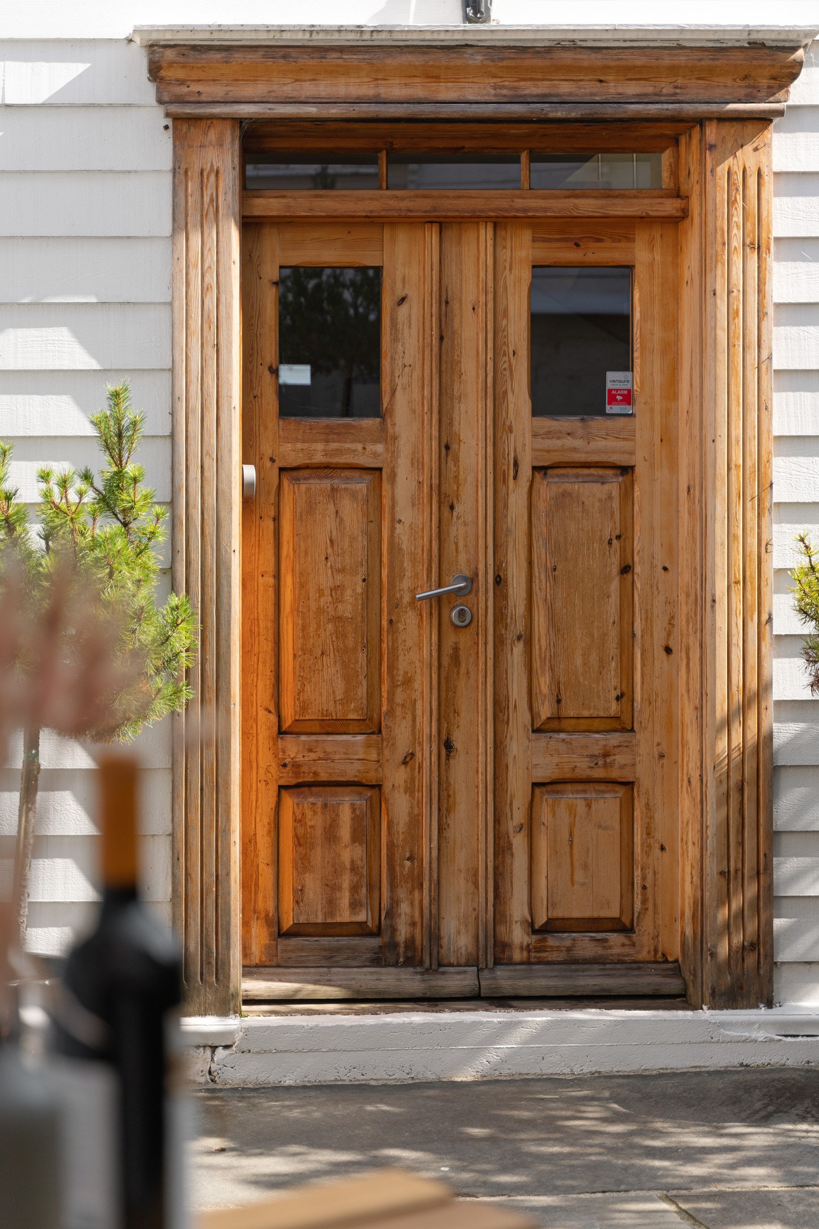 Det første man blir møtt med er en solid, gammel tredør og flotte historiske fliser på gulvet i entréen. Galleribilde