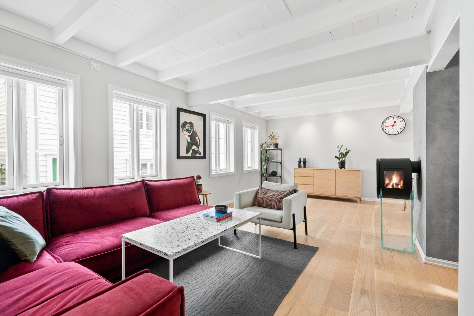 Romslig stue som enkelt kan innredes i ulike soner. Galleribilde