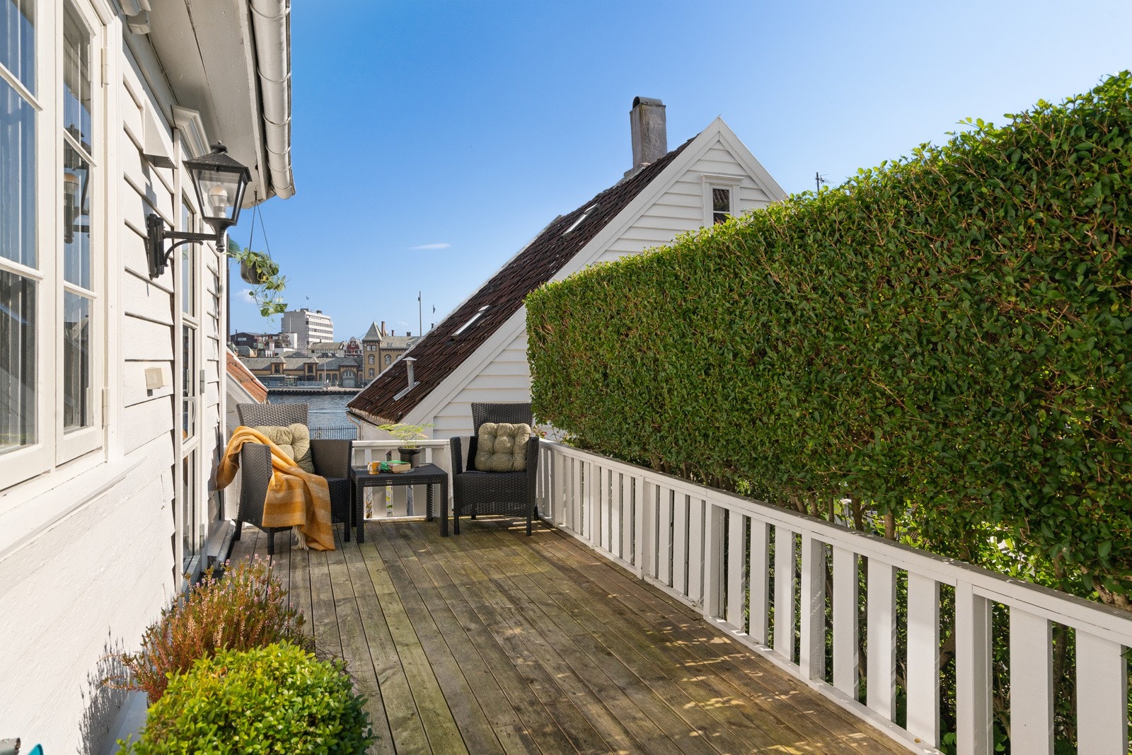 Her kan du sitte skjermet på din egen terrasse mens du følger med på det yrende folkelivet i sentrum. Galleribilde