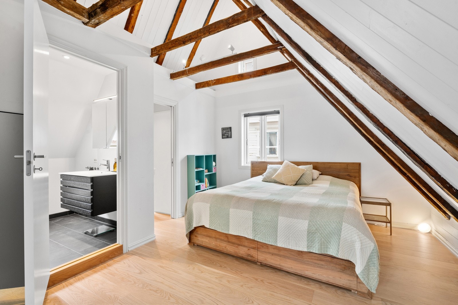 I 2. etasje er det et stort soverom med walk-in garderobe og bad. Galleribilde