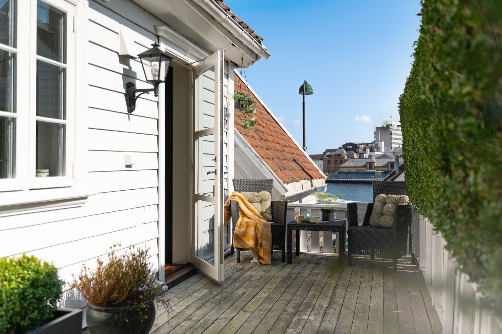 Huset er opprinnelig fra 1821, men ble vesentlig renovert i 2019. Her får du følelsen av å flytte inn i et nyere hus, samtidig som sjarmen og sjelen i det 200 år gamle huset er beholdt. Galleribilde