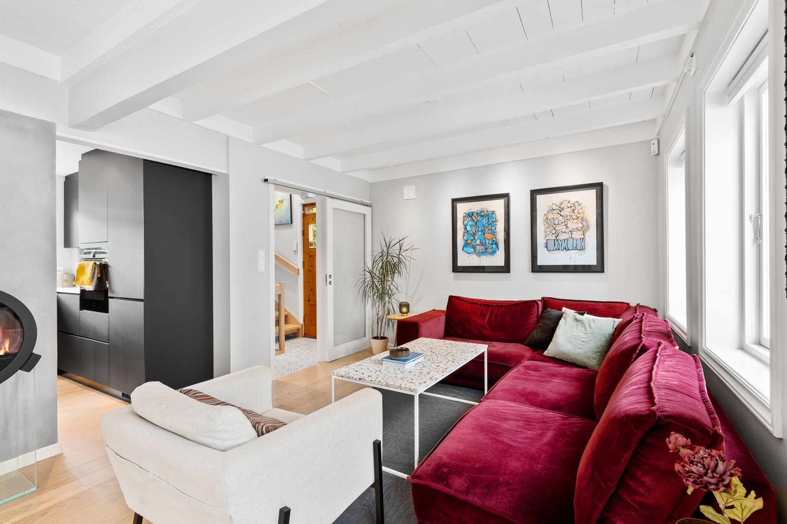 Her er det åpent mellom stue og kjøkken. Galleribilde