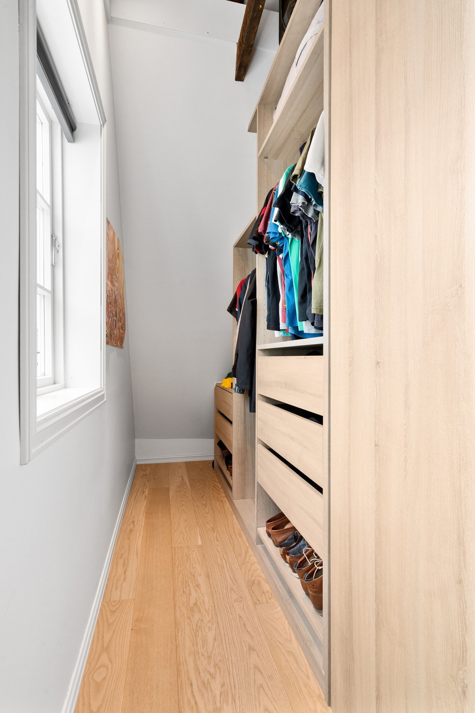 Praktisk walk-in garderobe. Galleribilde