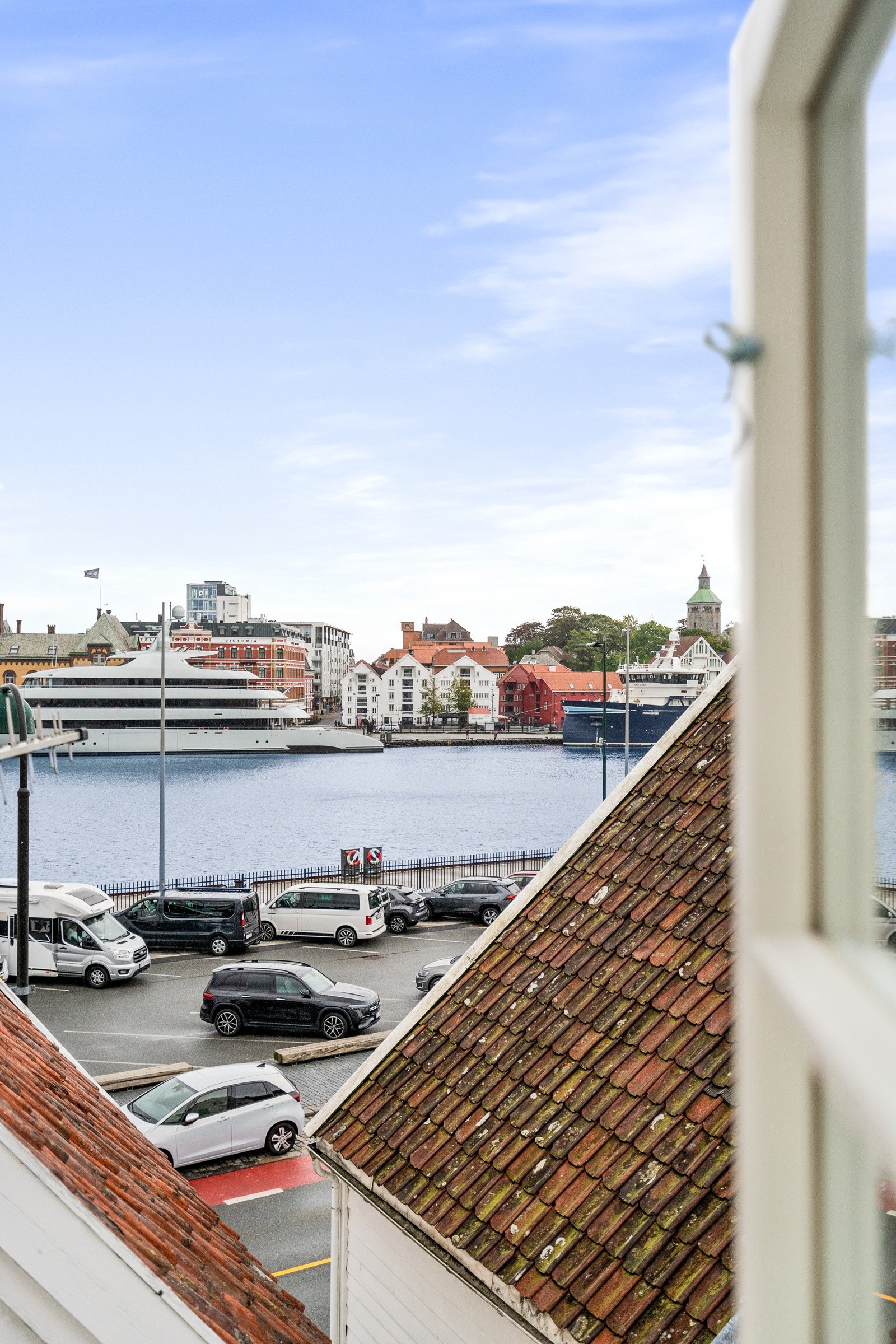 Titter du ut vinduet ser du vågen og innseilingen til Stavanger. Galleribilde